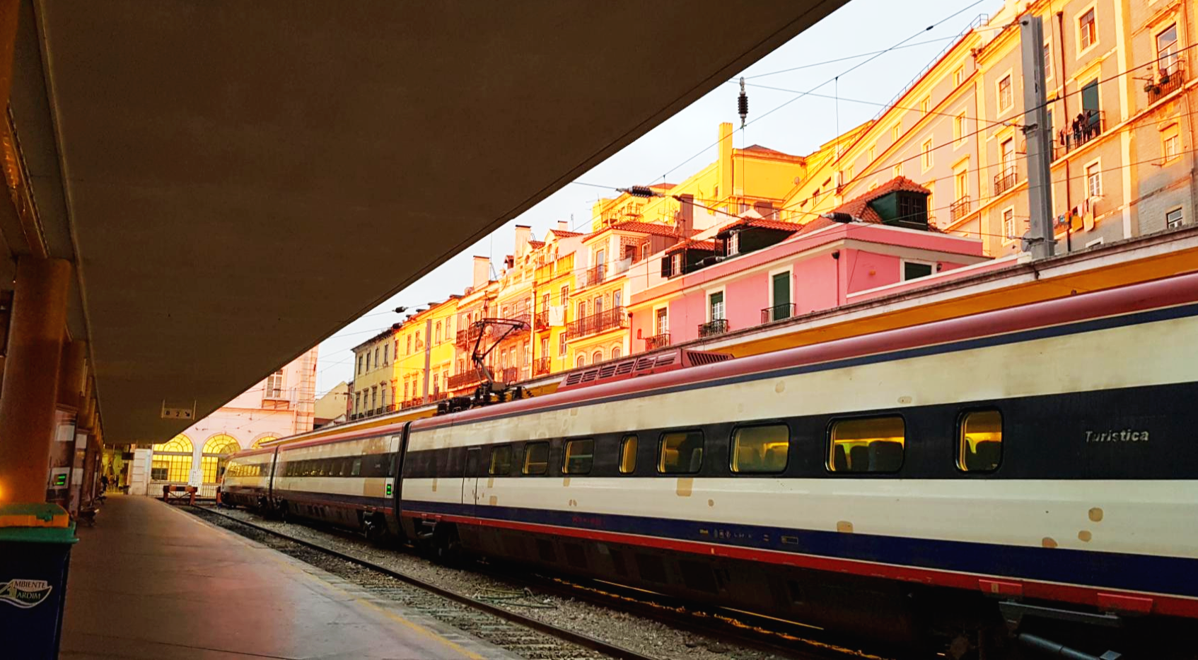 포르투갈 리스본 산타아폴로니아 역 플랫폼