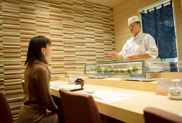 그 비싼 걸...한국 젊은이들의 오마카세 붐...사치와 허영의 본보기 VIDEO: 日本の「おまかせ」が韓国で流行 “贅沢の象徴”を若者がSNSにアップ…そこから浮き彫りになること