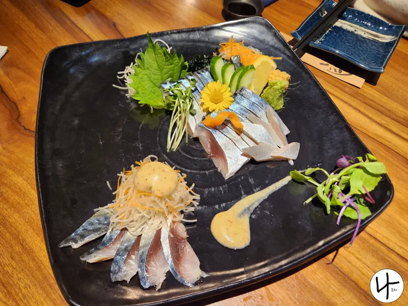 접시-위-고등어-초절임