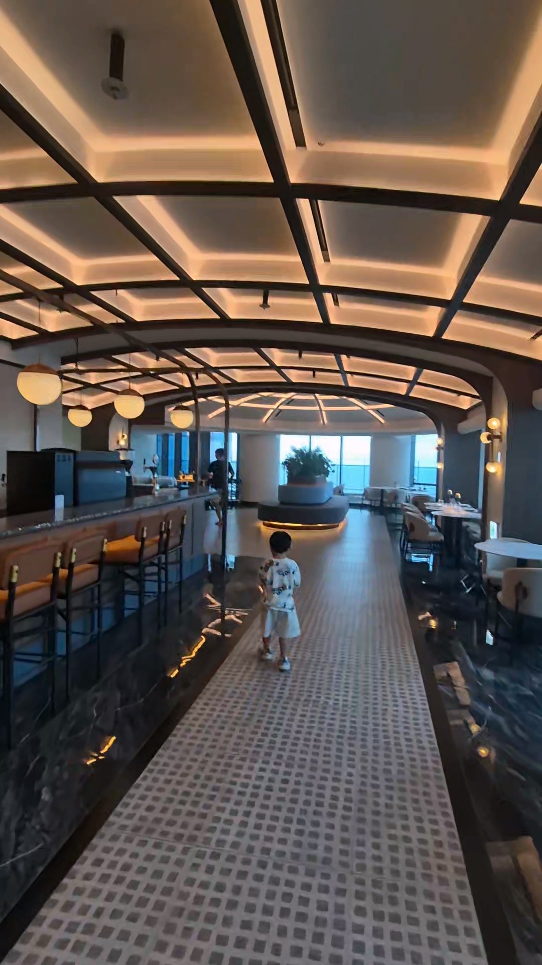 카시아 호텔 포고 레스토랑 실내를 걸어 가는 아이 사진