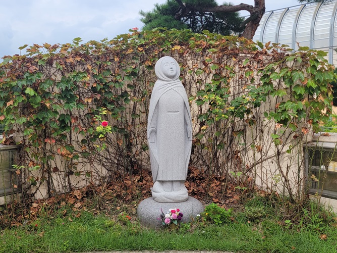 위례성모승천성당 성모상