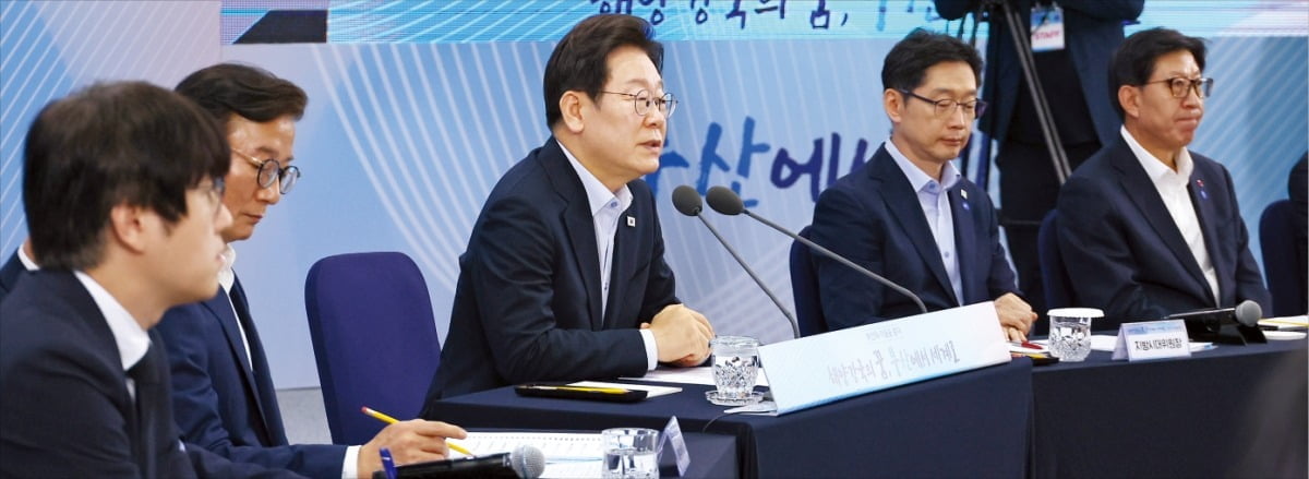 이재명 대통령이 7월 25일 부산 대연동 국립부경대에서 ‘부산의 마음을 듣다’ 타운홀 미팅을 주재하고 있다. (왼쪽 두 번째부터 전재수 해양수산부 장관, 이 대통령, 김경수 대통령 직속 지방시대위원장, 박형준 부산시장.)