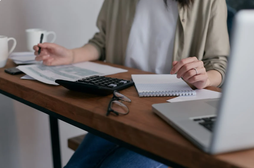 연말정산을 준비하며 계산기와 서류를 정리 중인 모습