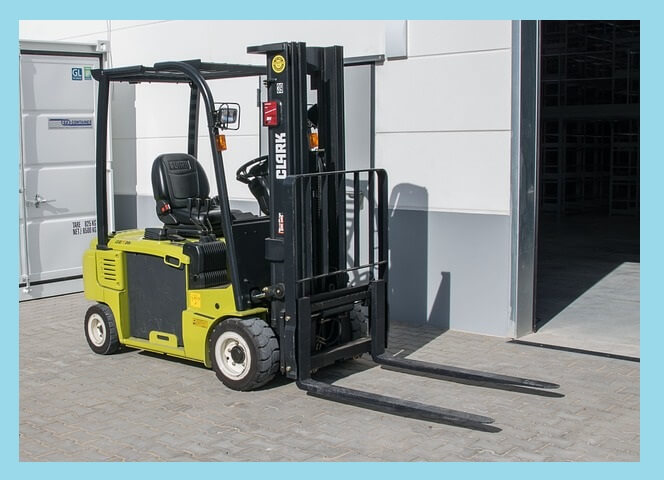 창고-옆-주차-지게차