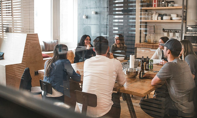 사무실에서 7명이 회의하는 사진