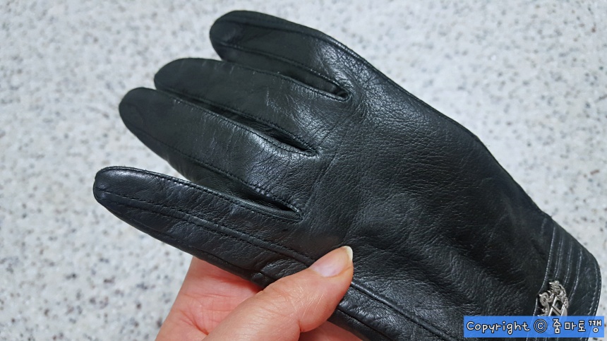 오염된-가죽장갑