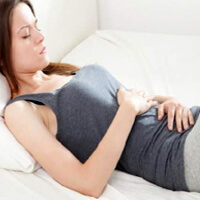 생리때문에-배가-아픈-여자