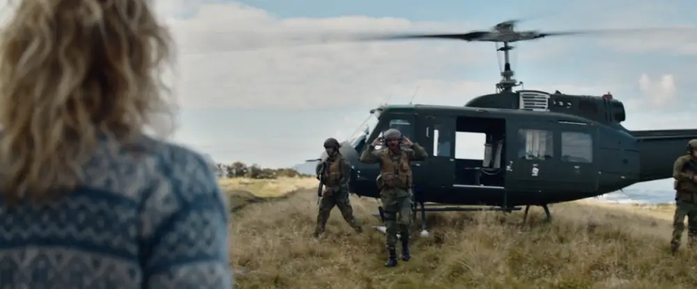 헬리곱터에 내리는 군인들