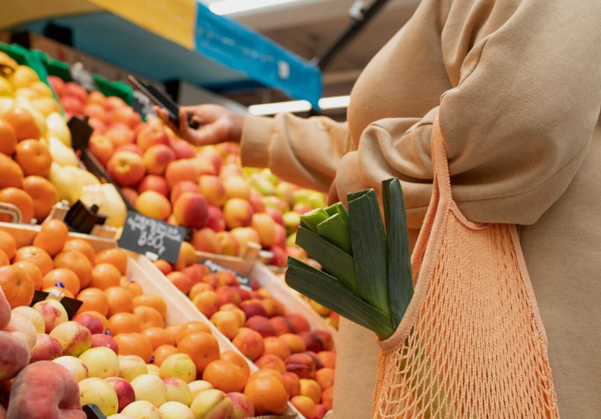 추석을 앞두고 오르는 과일·채소 가격을 표현하는 시장 이미지