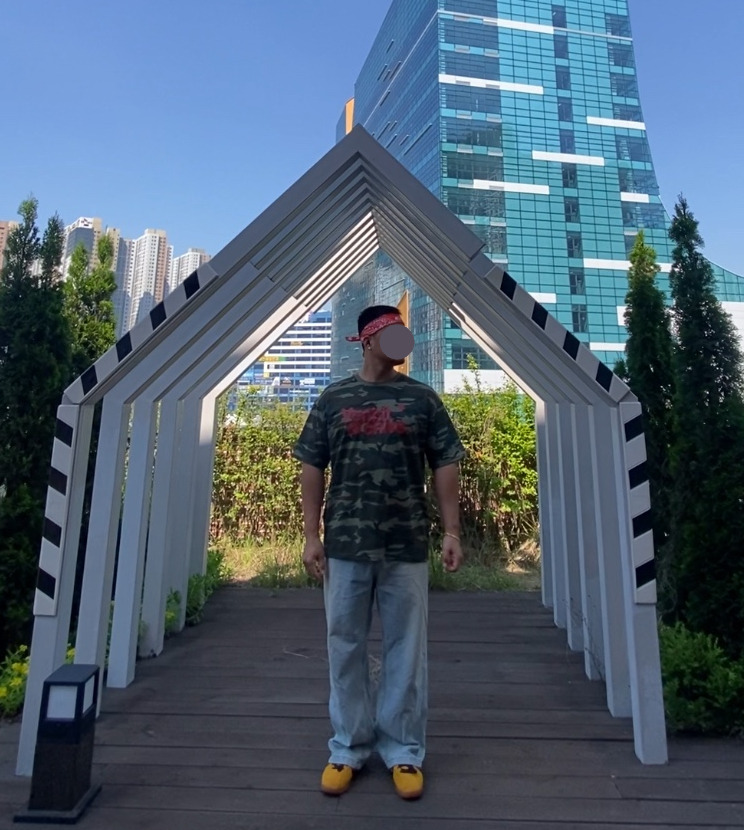 데일리룩('26. 5. 30.)더 노스페이스 반다나 페이즐리 오렌지, 벤힛 카모 카모플라쥬 반팔 티셔츠, 에러스익셉티드 연청 데님팬츠, 컨버스 올스타 클래식 트레이너 옥스 스웨이드