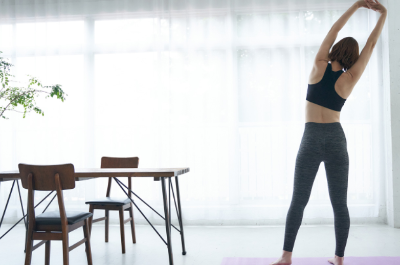 기지개 펴는 여성