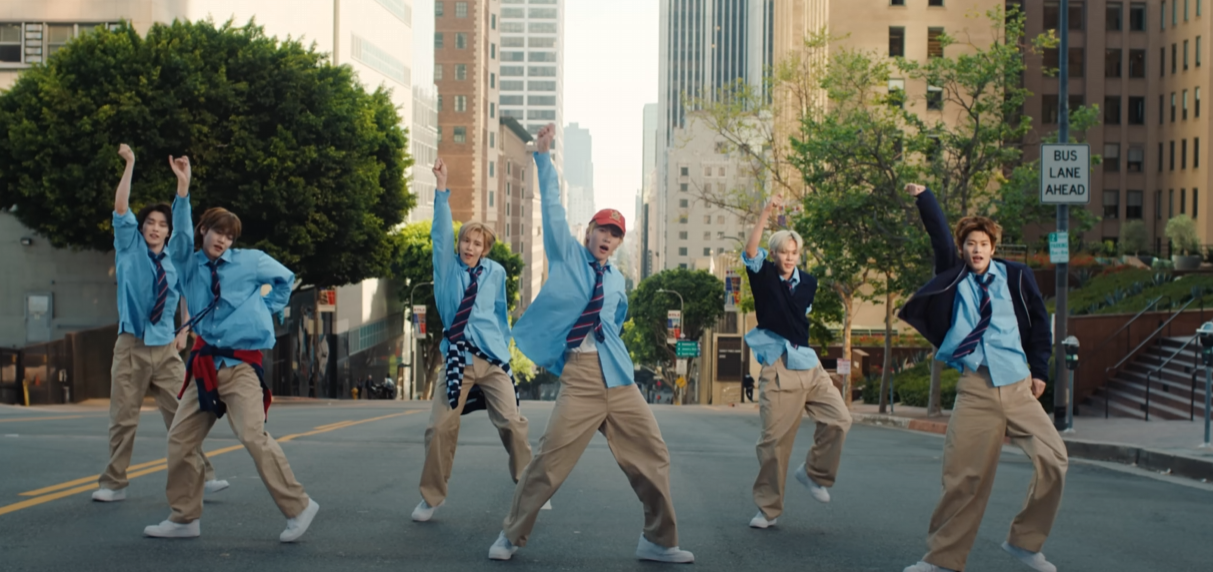 LA 길거리에서 단체로 춤을 추는 장면