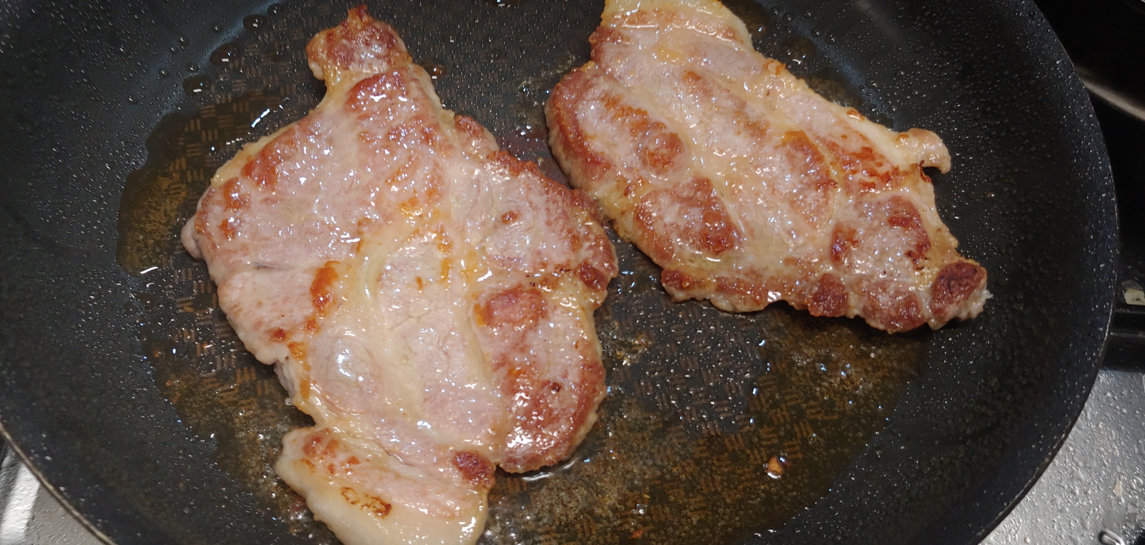 마늘을 빼고 조금 더 반복해가며 익힌 고기들입니다.