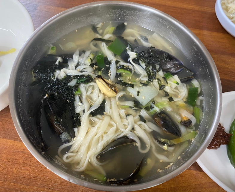 동네한바퀴 호떡 홍합 장칼국수 강원도 동해