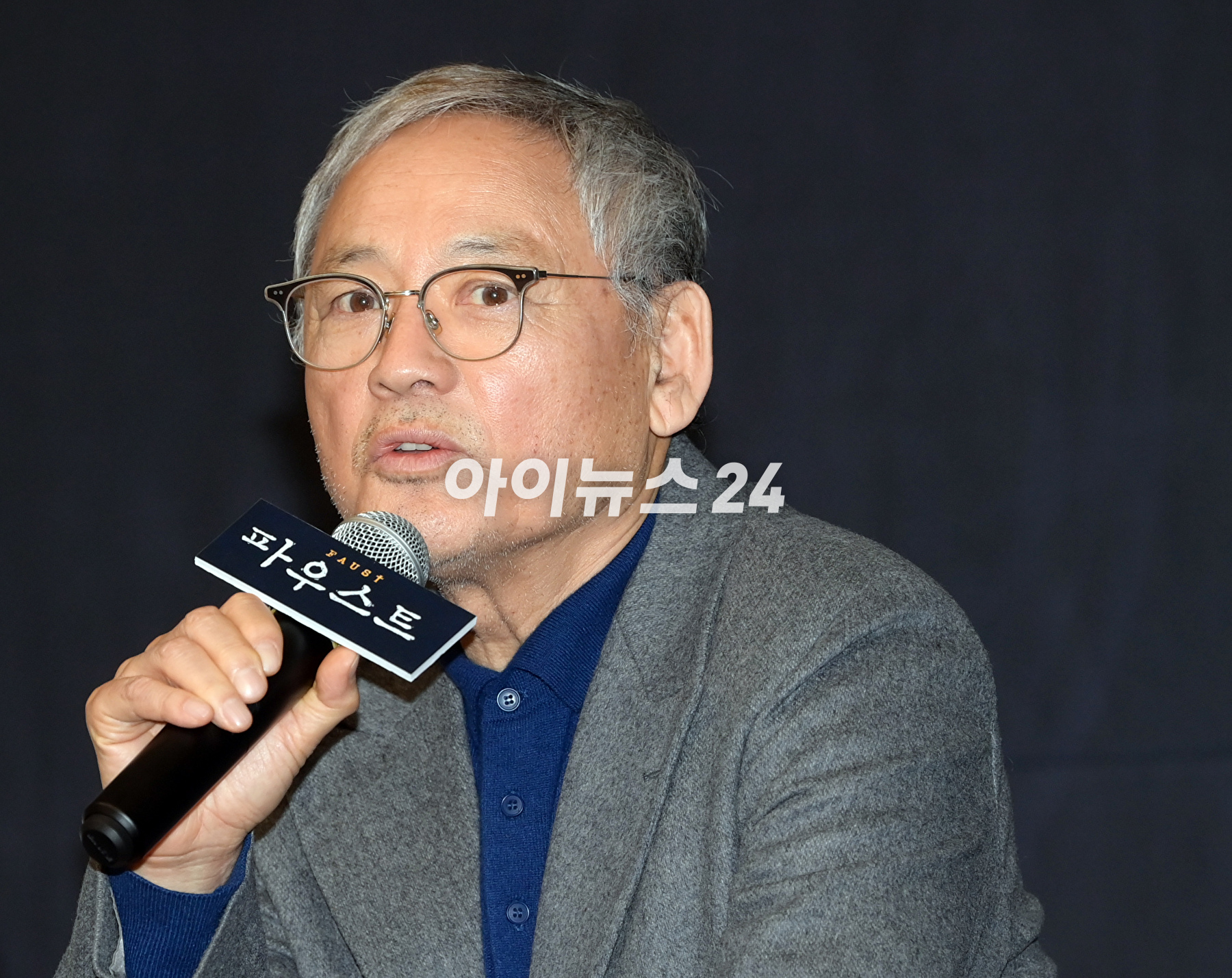 배우 유인촌이 21일 오후 서울 강서구 LG아트센터 서울에서 진행된 연극 '파우스트' 제작발표회에 참석하고 있다. [사진=정소희 기자]