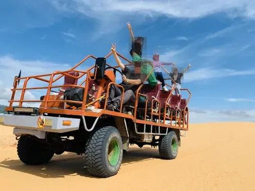 사막에서-지프타고-즐거워하는-사람들