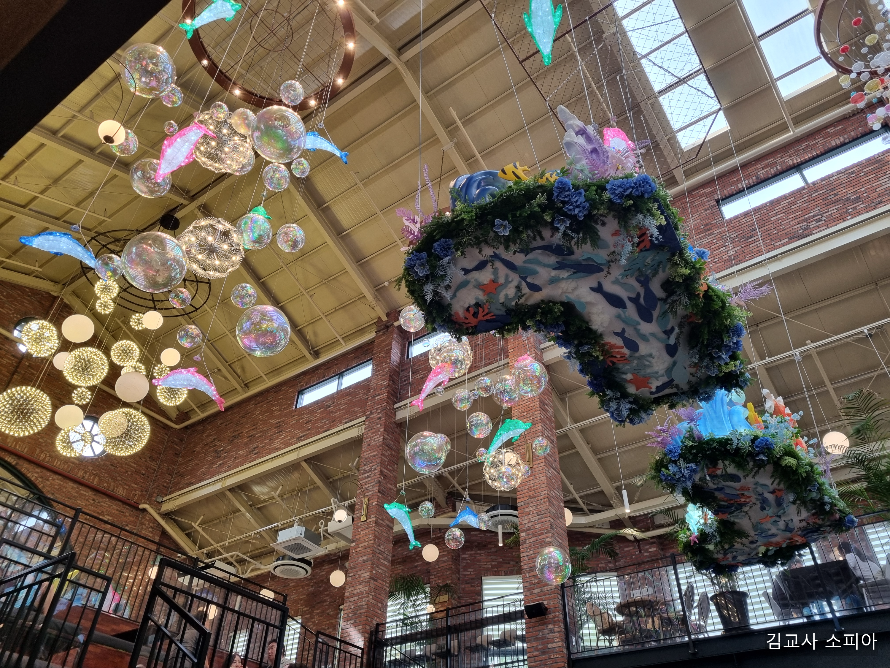 바다 테마 인테리어가 인상적인 일산포레스트아웃팅스|씨푸드피자 & 루꼴라피자 먹방