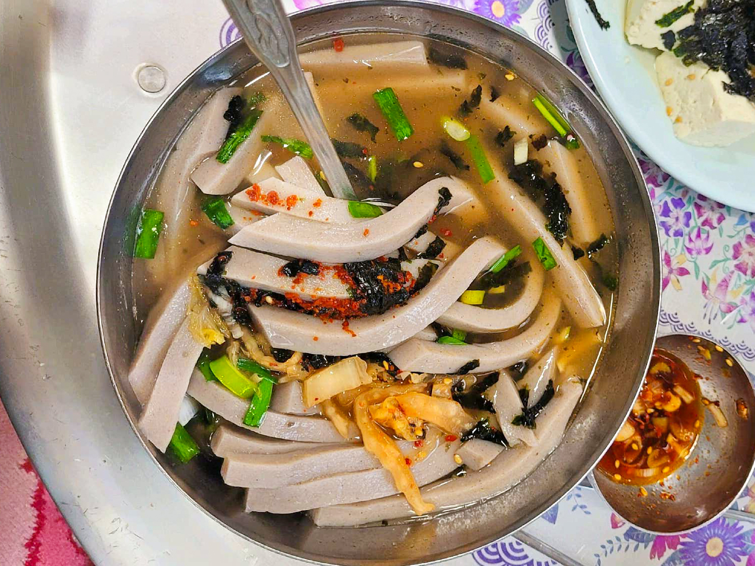 전현무계획 대구 메밀묵채를 숟가락으로 먹는 사진