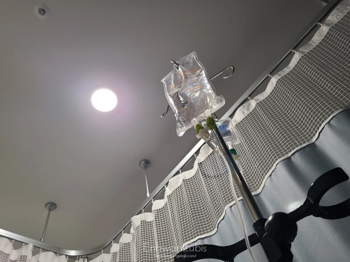 병실-천장-수액이-달려있는-봉이-세워져있는