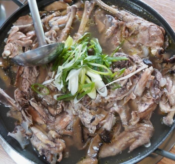 극한직업-괴산-능이-닭백숙-