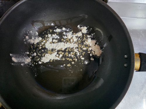 밀가루로 기름기를 흡수해 프라이팬을 세척하는 방법