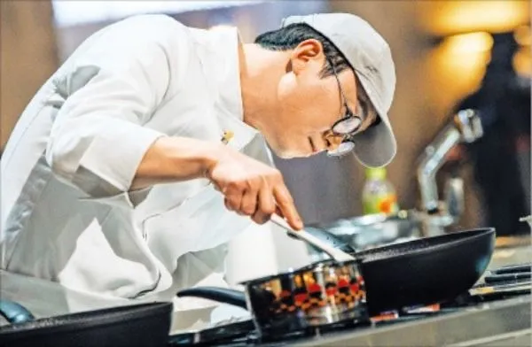 움직에-열중인-최강록
