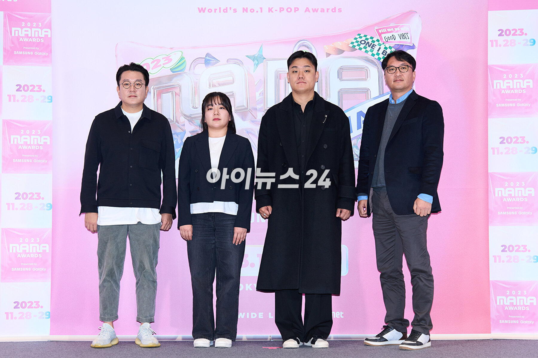 전소미, 박찬욱 Mnet 사업부장, 이선형 컨벤션콘텐츠기획팀장이 8일 서울 강남구 논현동 SJ쿤스트할레에서 열린 '2023 MAMA AWARDS MEDIA DAY'에서 포즈를 취하고 있다. [사진=Mnet]