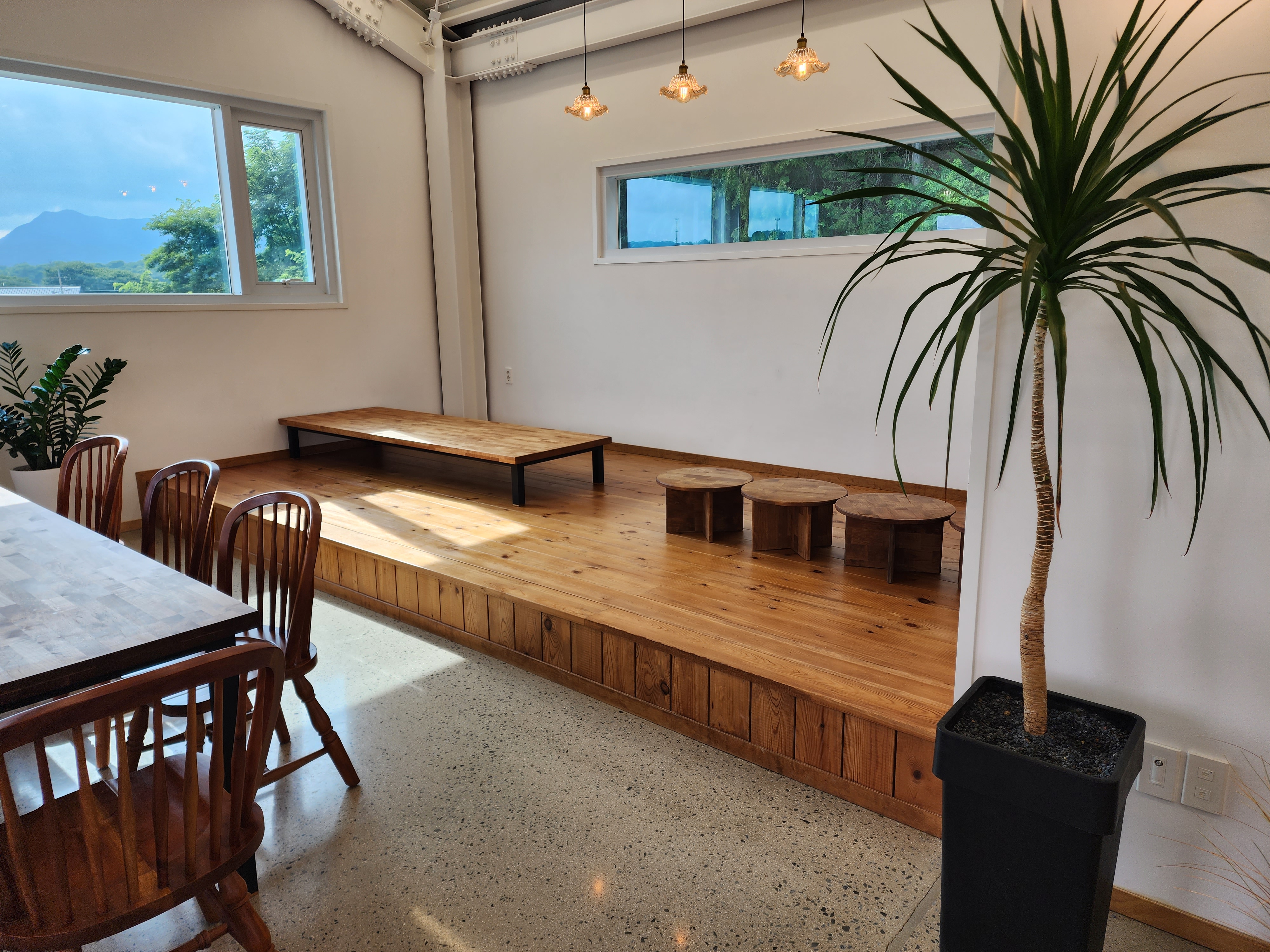 따리네시아 카페 2층 좌식자리