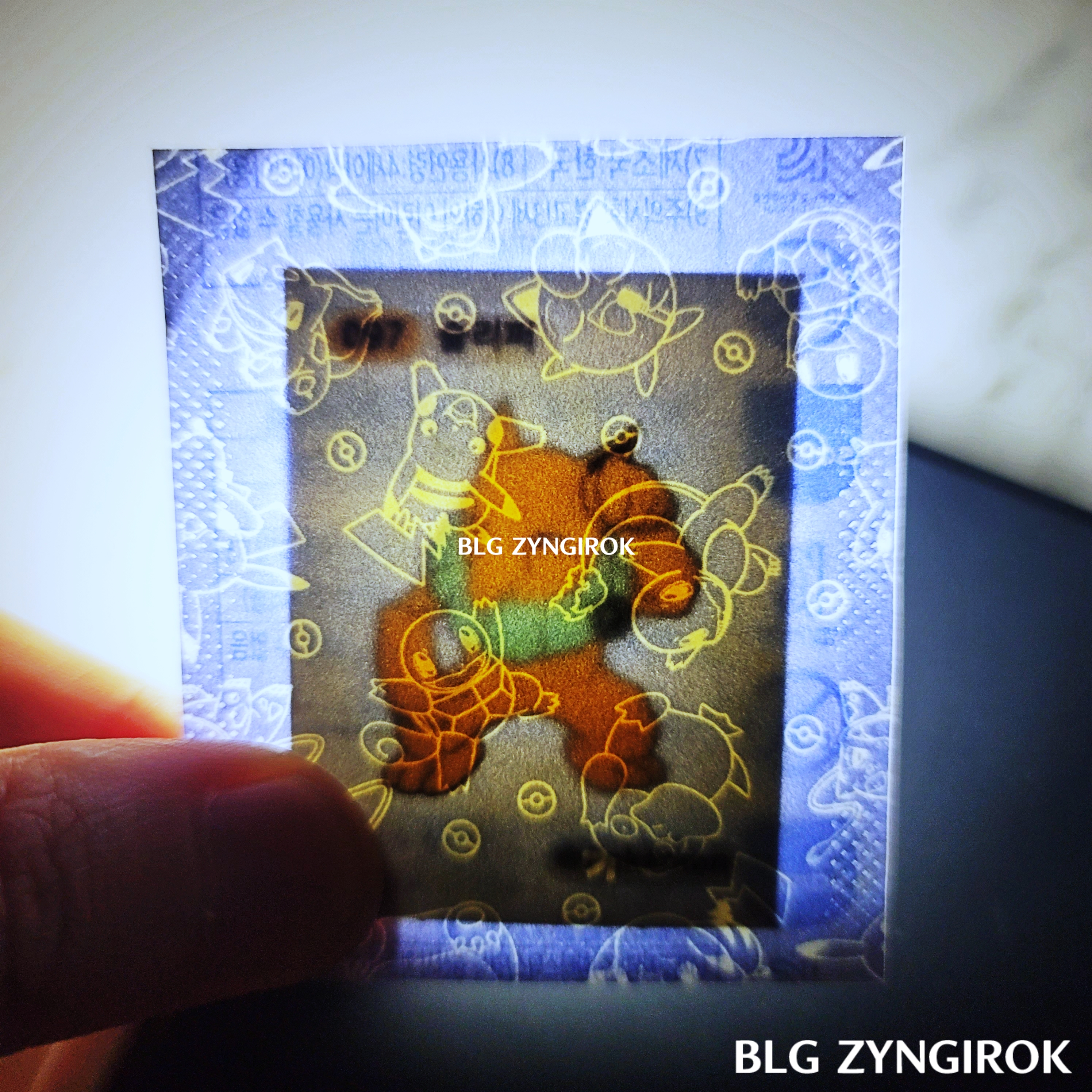 띠부띠부씰-슬리퍼를-들고있다.