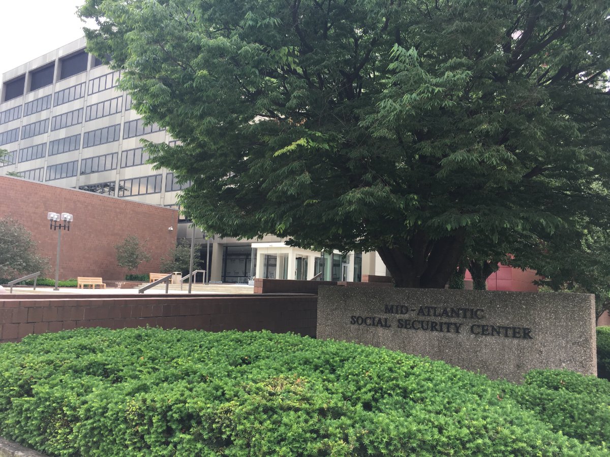 중대서양 사회보장센터 건물과 Mid-Atlantic Social Security Center 표지석