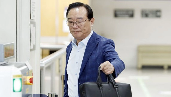 법정으로 향하는 송철호 전 울산시장