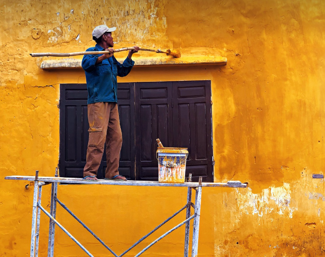 외벽 페인트를 칠하는 사진