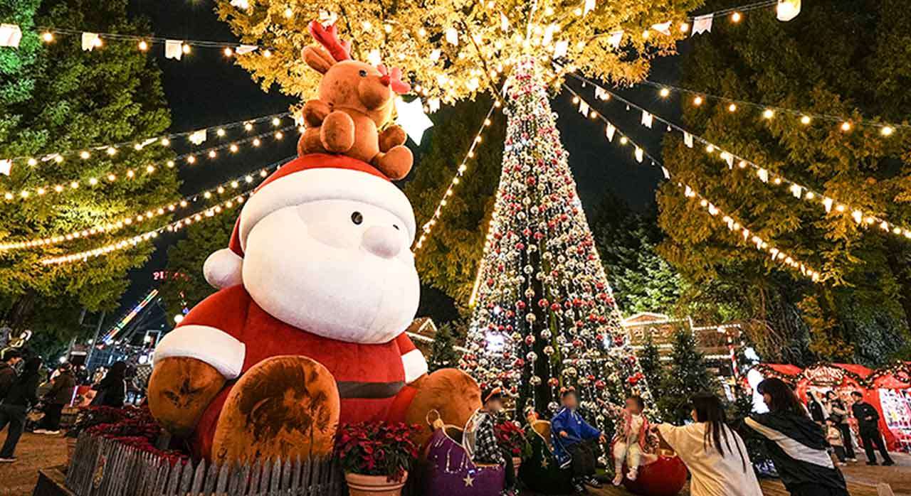 과천 서울랜드, 매일 메리크리스마스 축제, 대형 산타 인형의 모습 주변에는 사진을 찍는 사람들