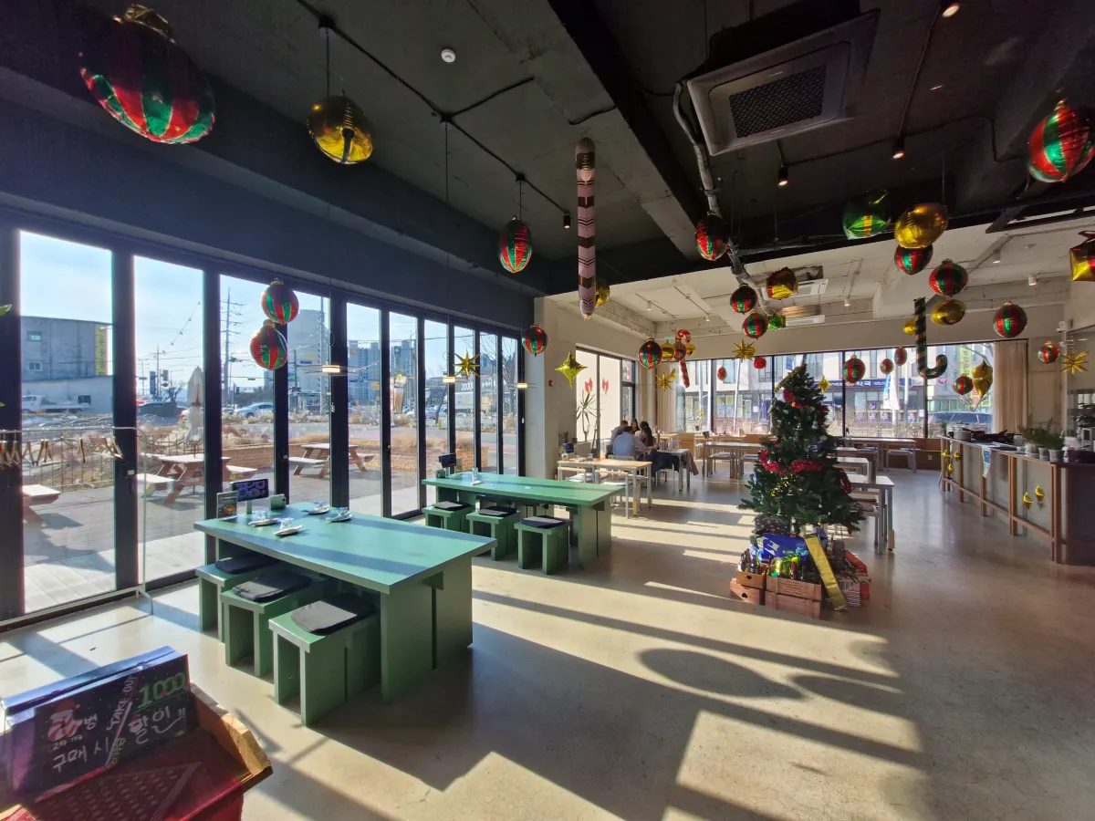 한적한-레스토랑-내부