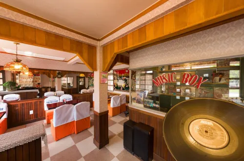 7080 추억의 거리 약속다방 내부와 DJ 부스