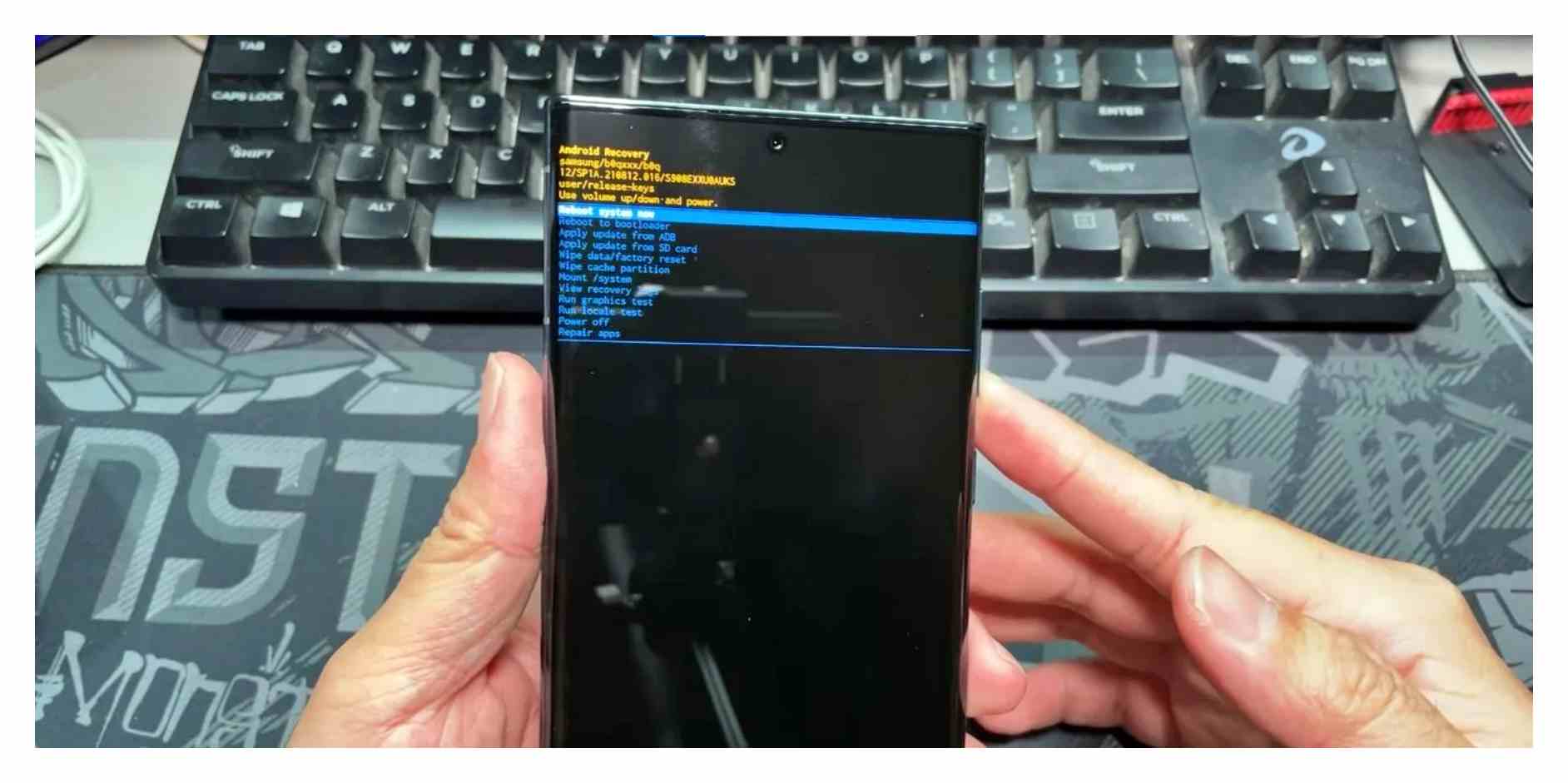 리커버리 메뉴에서 Wipe data/factory reset 항목을 선택하는 화면