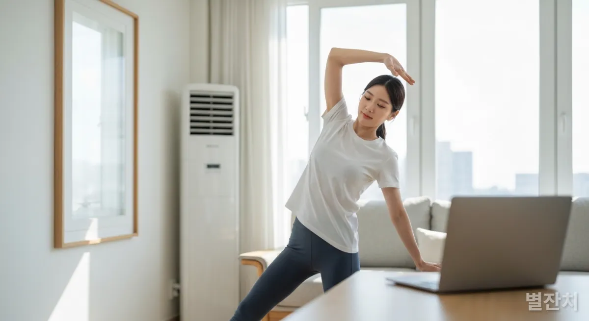 밝은 거실에서 스트레칭하는 한국인 젊은 직장 여성, 디지털 휴식 중