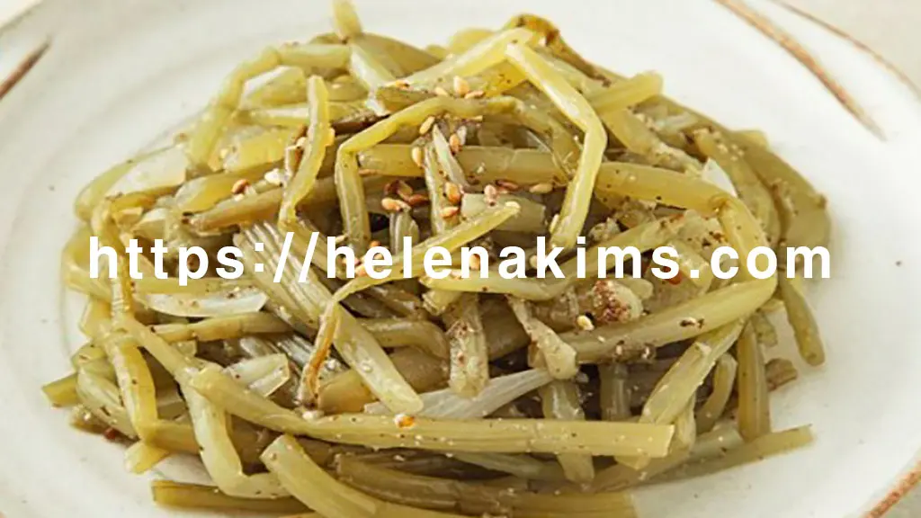 하얀 접시에 고구마순 볶음이 담긴 이미지