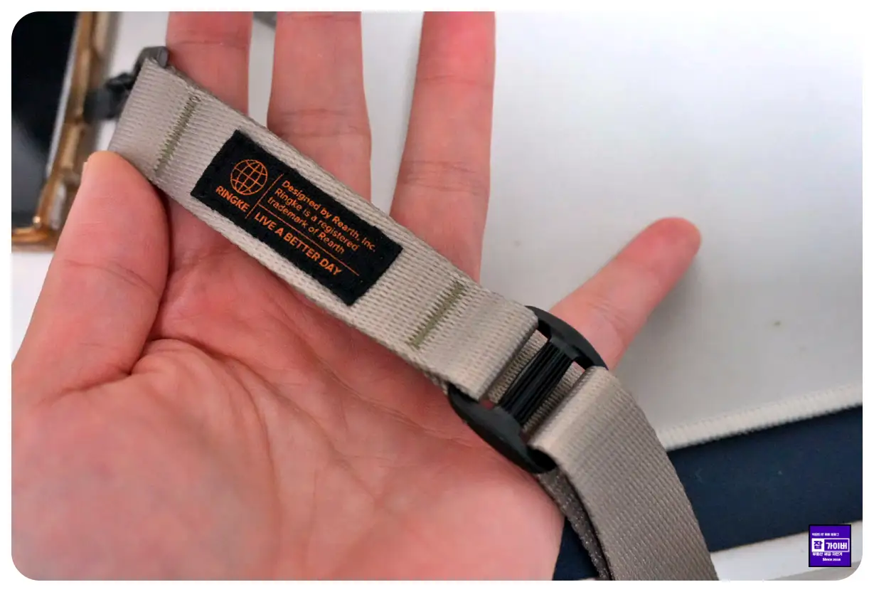 랜야드 스트랩 길이 조절 버클과 웨빙 마감 디테일