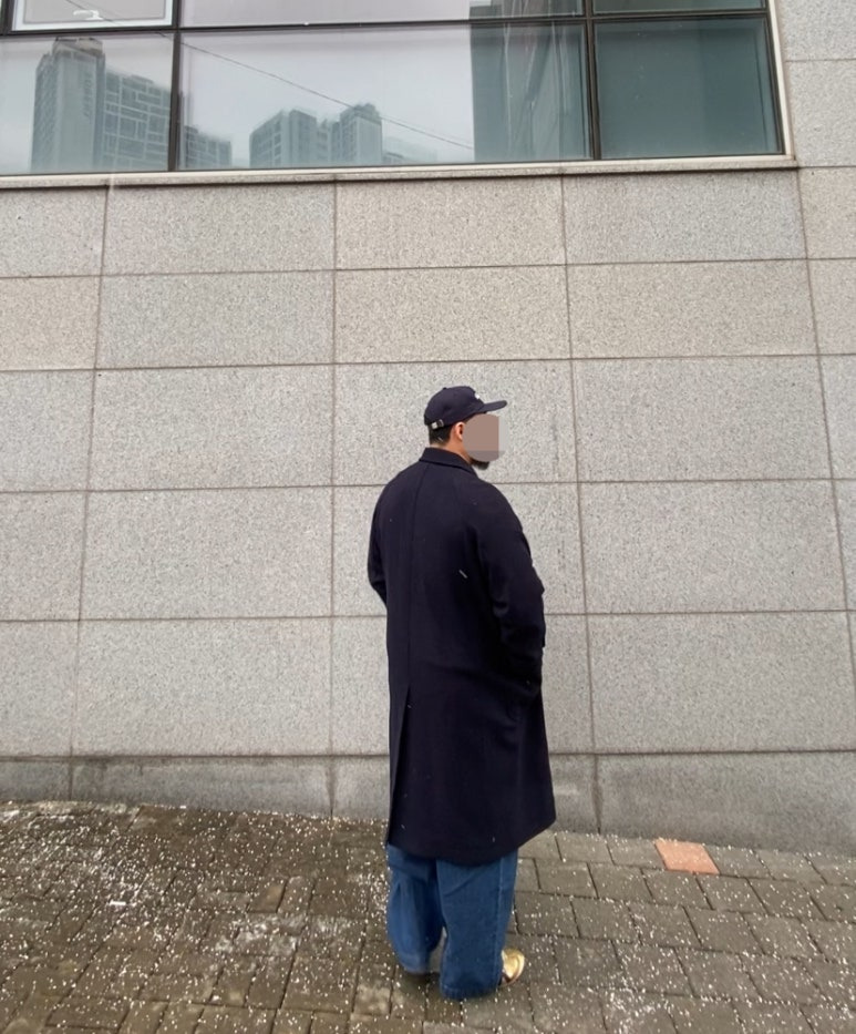 데일리룩('26.1.12.)에페 빈티지 할리우드 스타 볼캡, 그레이휴 더블브레스티드 롱코트, 후브스 헤비케이블니트 울 스웨터, 무신사스탠다드 벌룬 팬츠, 아식스 오니츠카타이거 골드