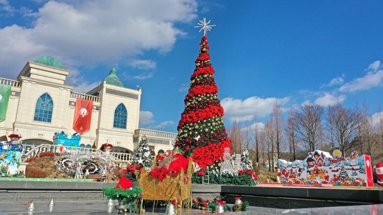 임실산타축제에서 가장 핫한 포토존인 대형 크리스마스트리가 높이 솟아있는 사진