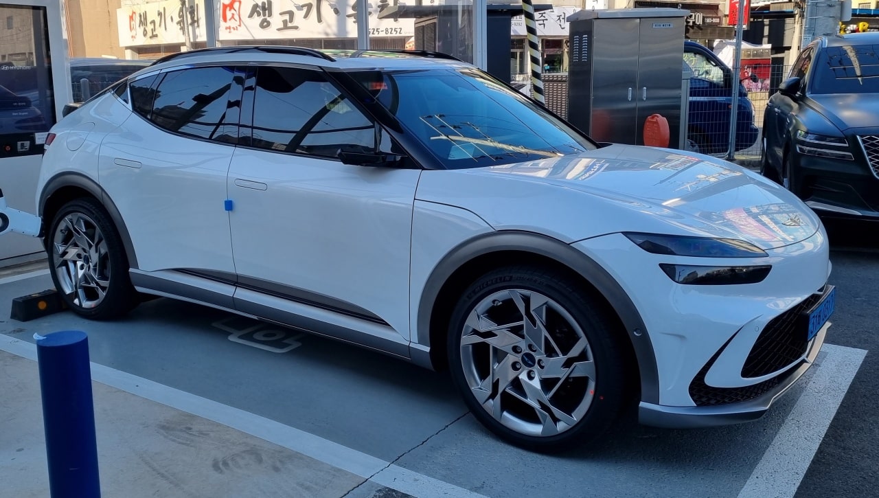 GV60 퍼포먼스 시승 후 스탠다드 모델도 알고 싶어졌습니다.