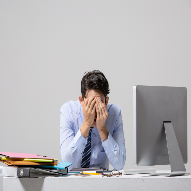 디지털 화면으로 눈피로가 심해진 사진