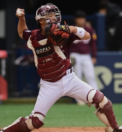 도루 저지 중인 김시앙 선수