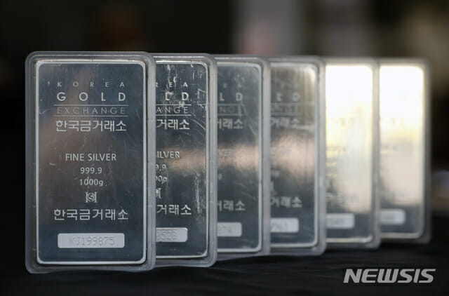 은값이 사상 처음으로 온스당 60달러를 넘어섰다.