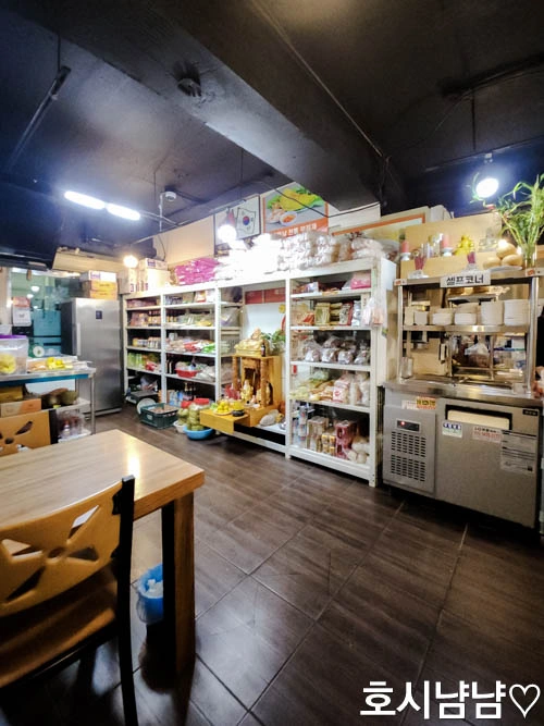 하남 호치면쌀국수 매장 내부 및 셀프바, 깔끔한 테이블