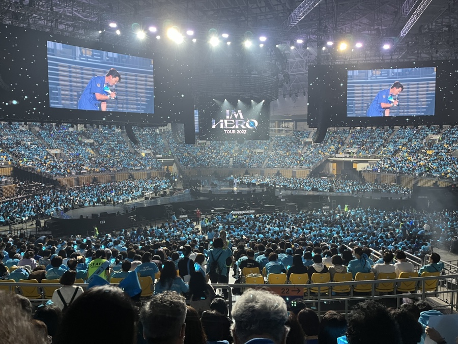 다양한 연령대의 팬들이 푸른 응원봉을 들고 임영웅 콘서트를 기대하며 환호하는 모습.
