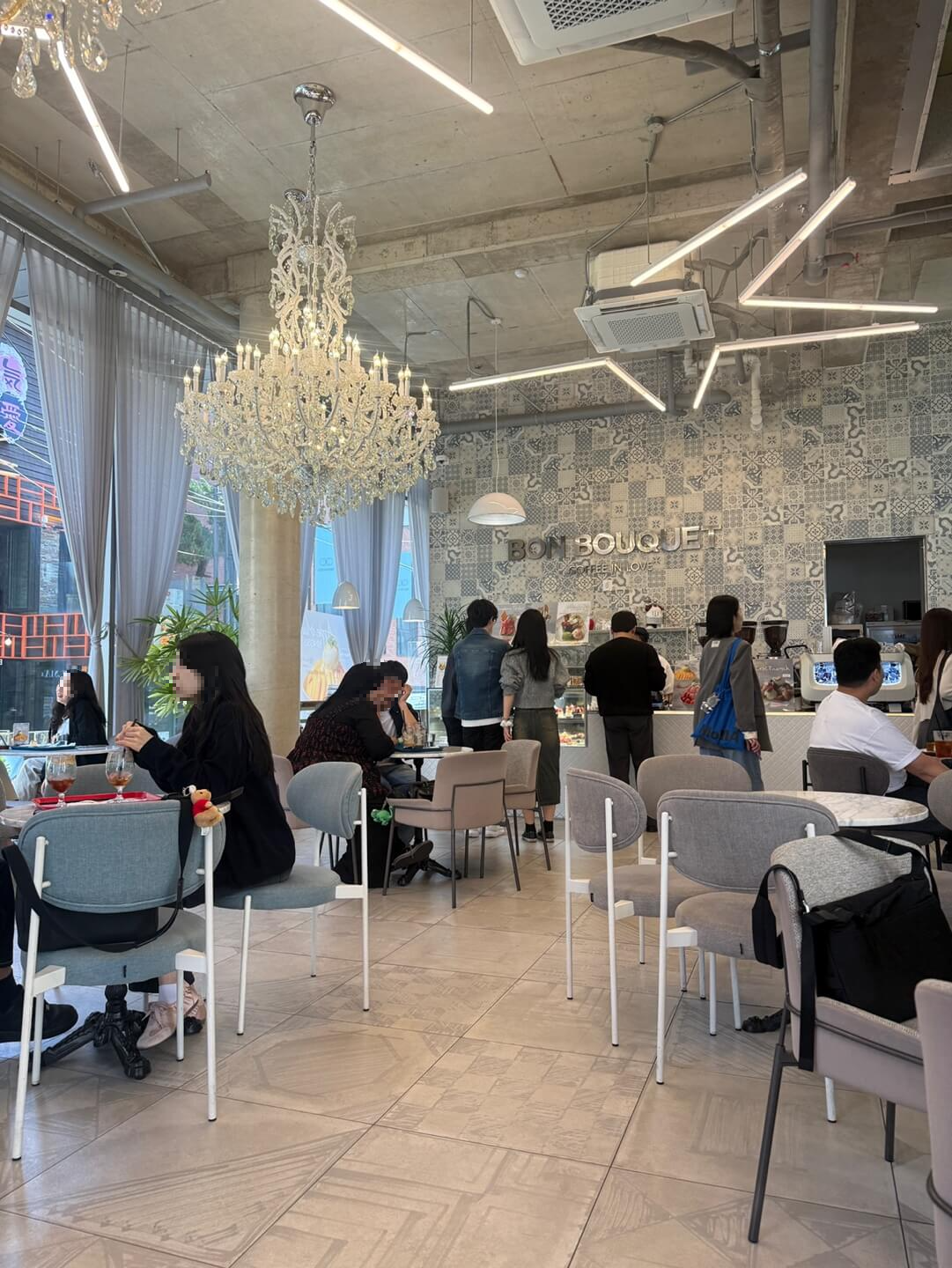 통유리창과 샹들리에가 보이는 강남 본부케 카페 내부