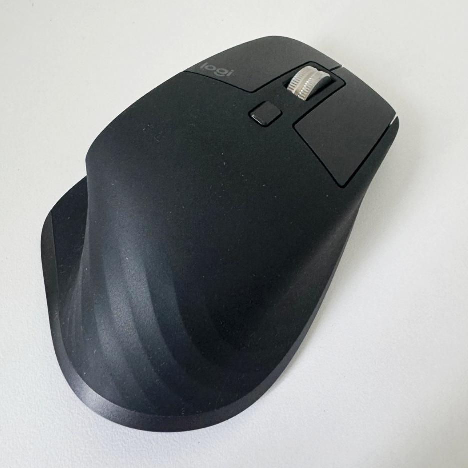 MX Master 3S 상단 디자인과 그립감