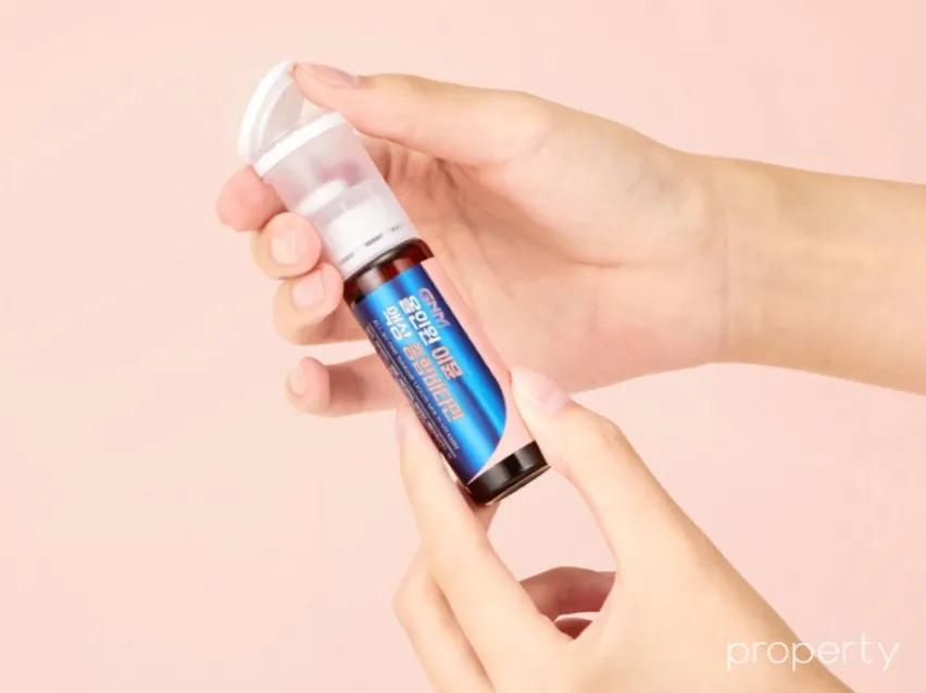 여자손-GNM이뮨비타민-뚜껑을여는모습